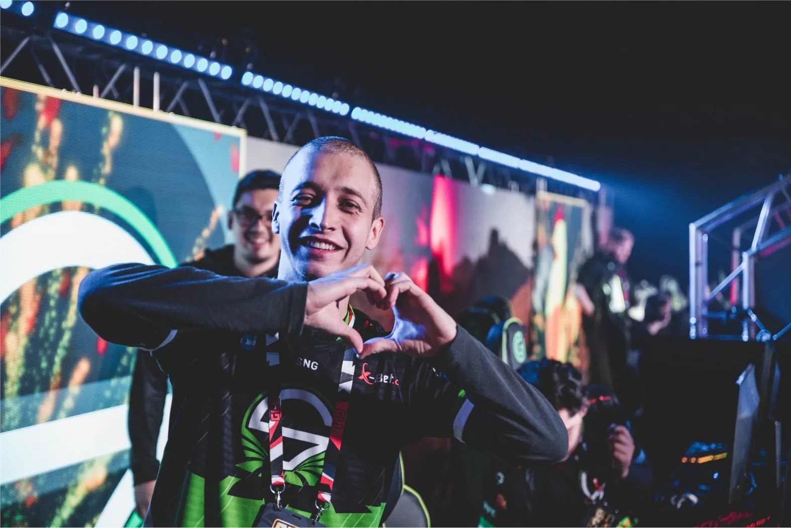Team Singularity player making a heart gesture toward the audience