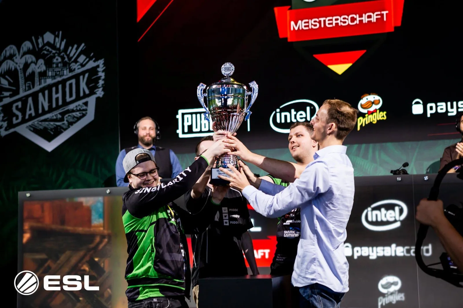 Team Singularity PUBG roster lifting a trophy in 2018